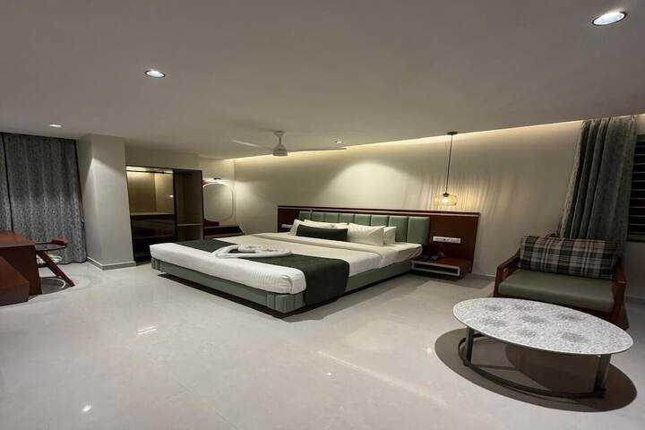 Room 5 of 16