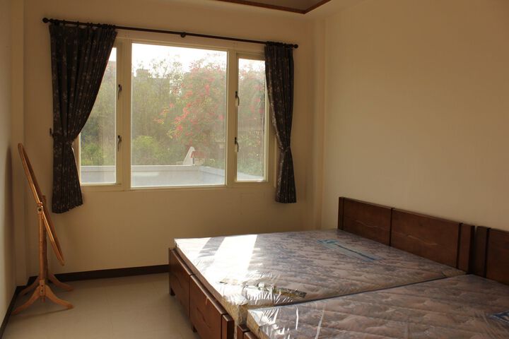 Room 10 of 14