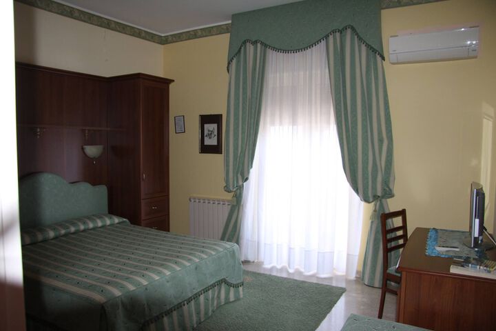 Room 6 of 9