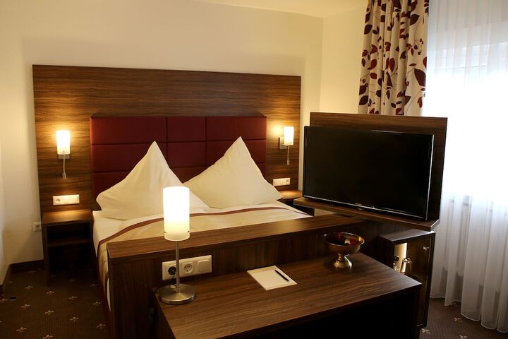Room 2 of 65