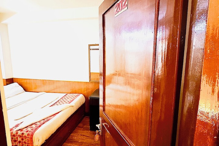 Room 24 of 37