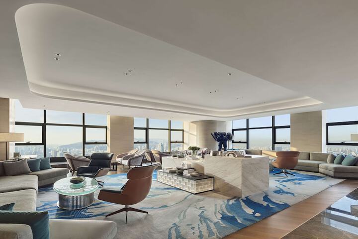 Lounge 51 of 61