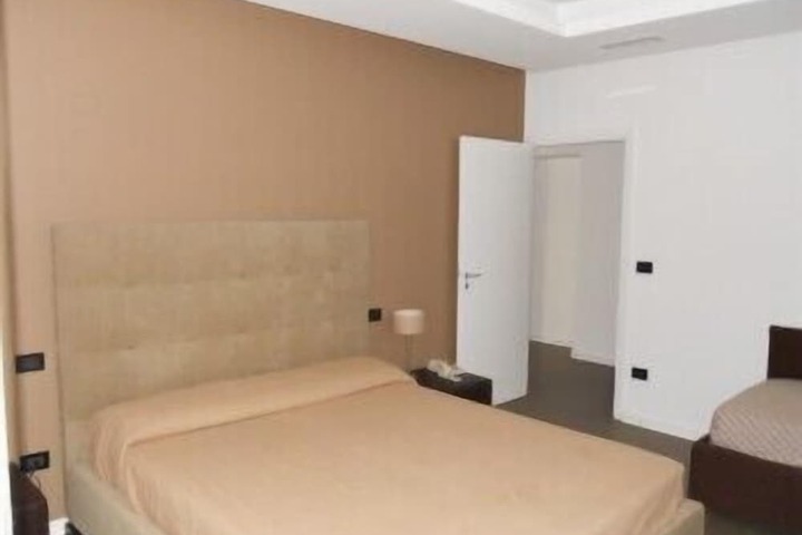 Room 5 of 14