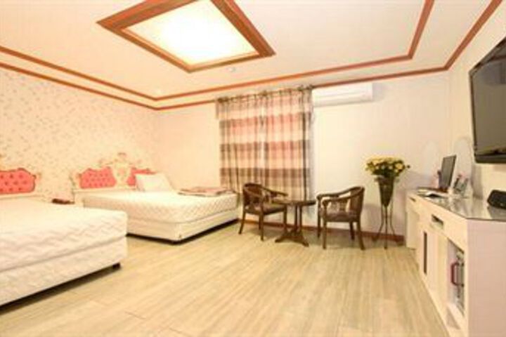 Room 3 of 8
