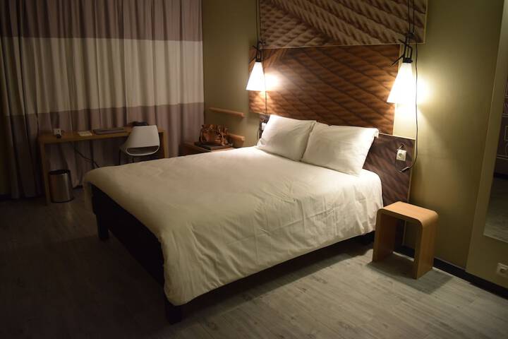 Room 4 of 16
