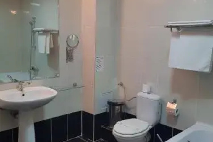 Room 7 of 18