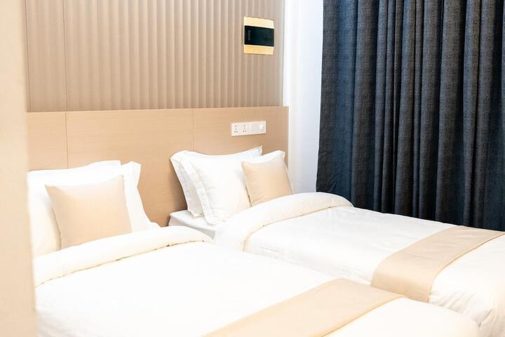 Room 2 of 31