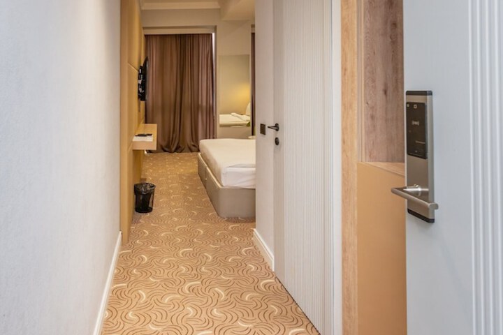 Room 25 of 173