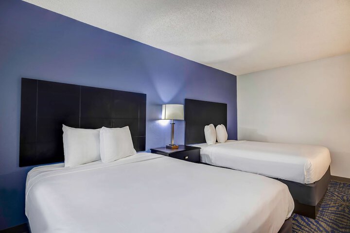1 Queen Bed (6 of 10)
