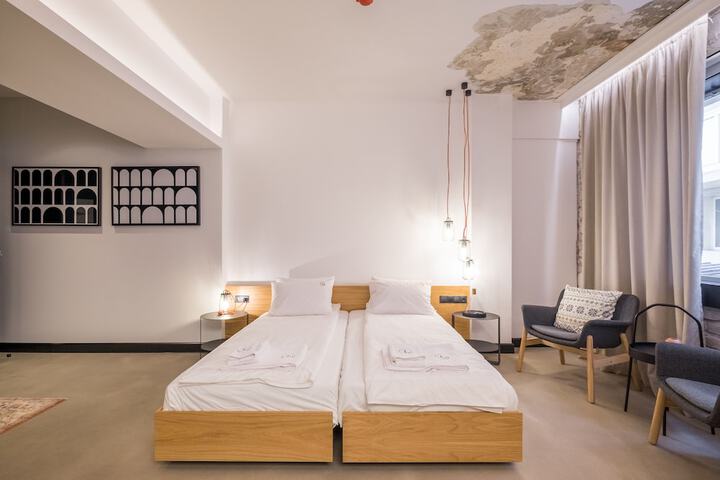 Room 16 of 76