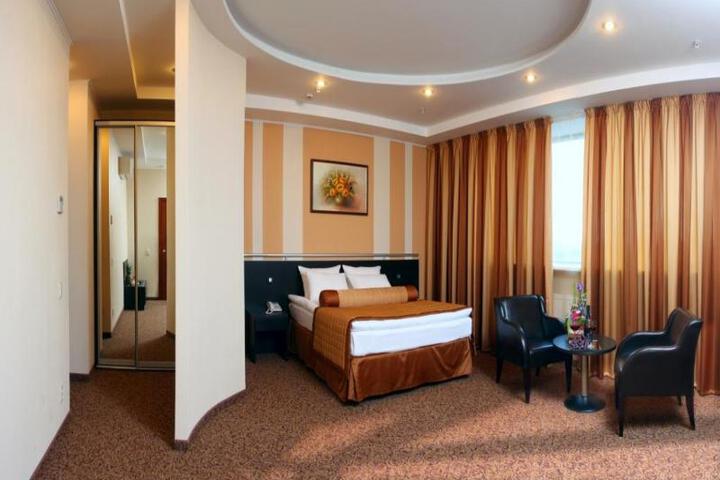 Room 6 of 10