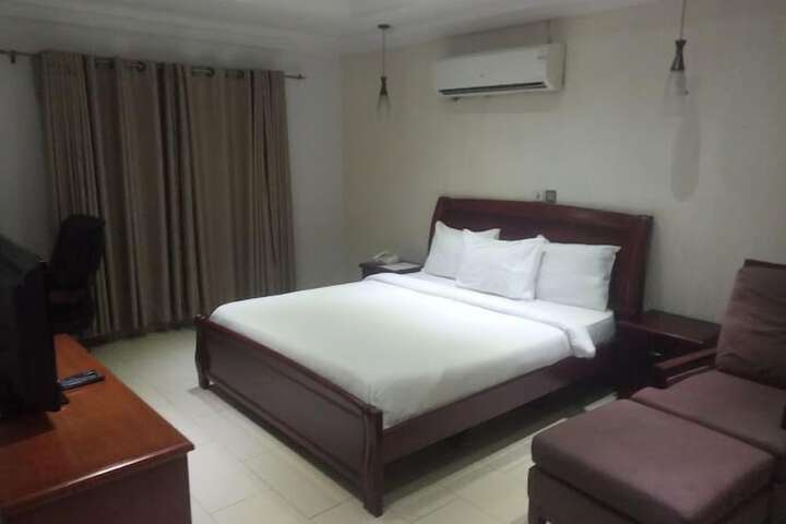 Room 8 of 33