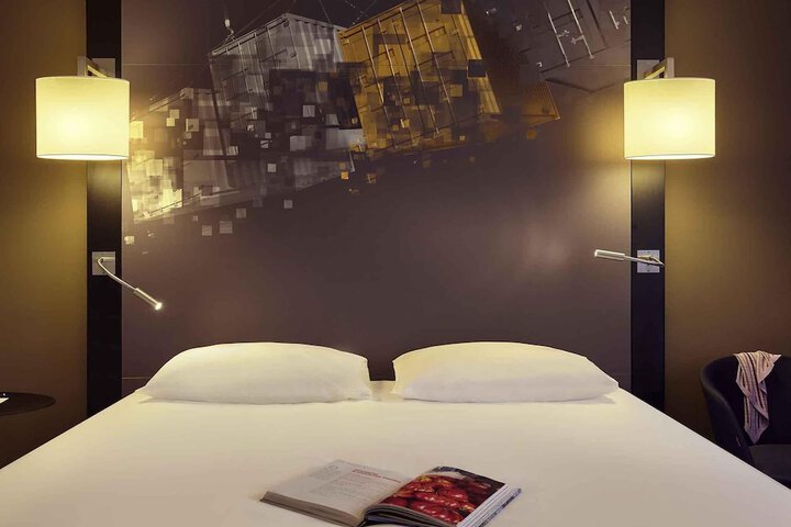 Room 16 of 90