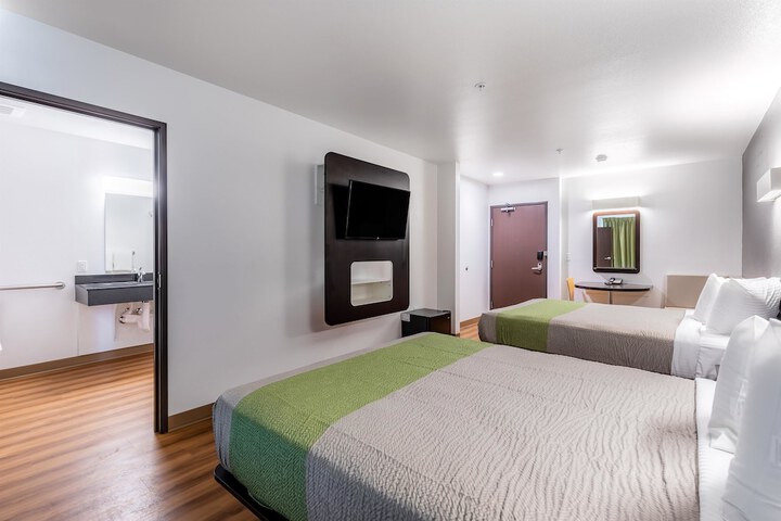 Deluxe Queen Room with 2 Queen Beds (6 of 13)