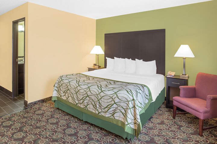 1 King Bed (4 of 22)