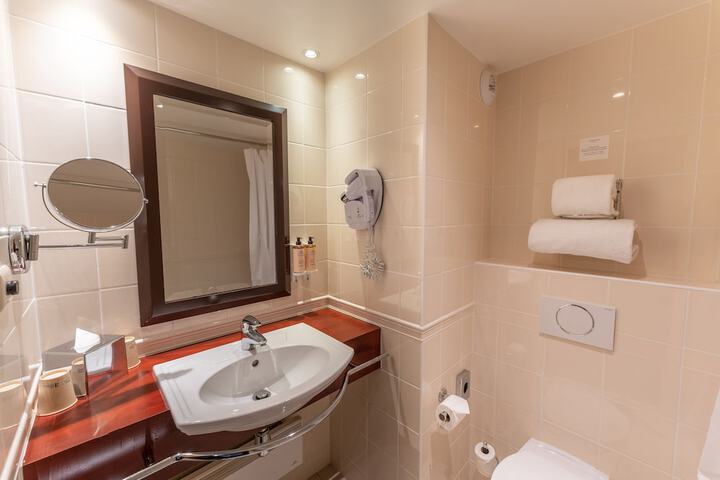 Room 43 of 184