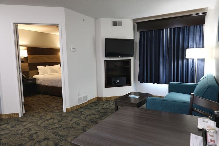 1 Queen Bed Efficiency Suite (49 of 54)