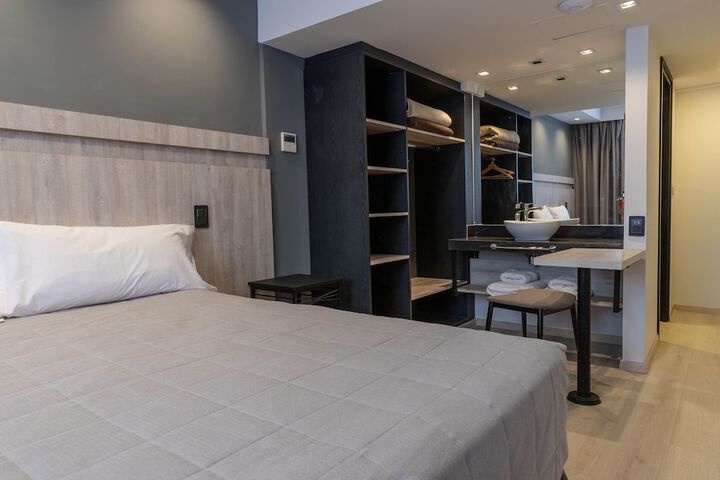 Room 6 of 18