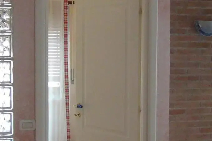 Room 4 of 9