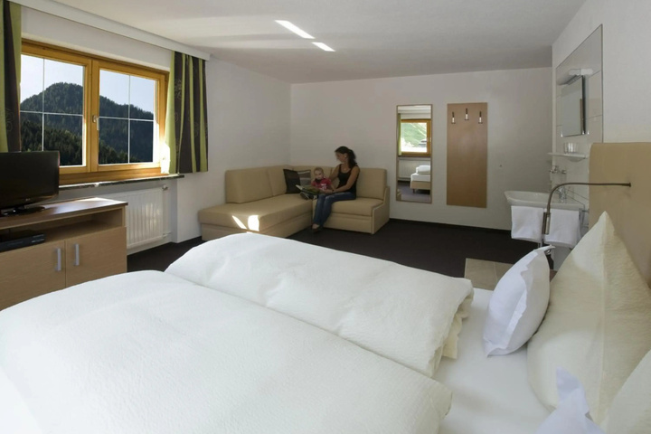 Room 5 of 12