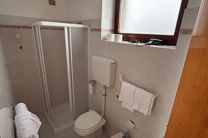 Room 11 of 28