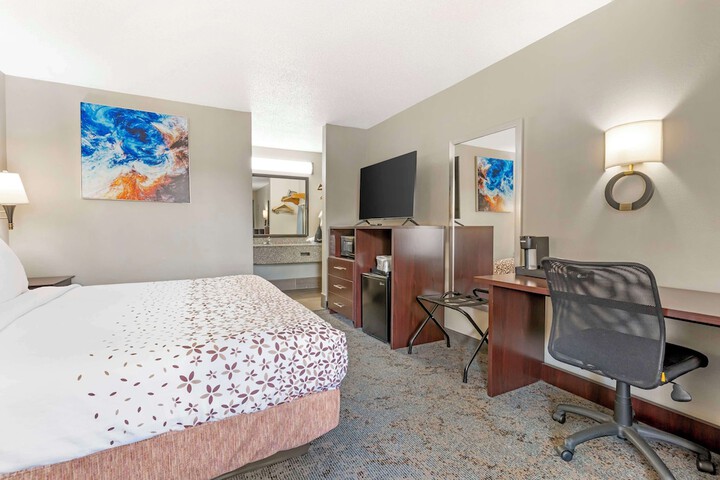 1 King Bed - Wireless High Speed Microfridge Coffee Maker Iron Hair Full Breakfast (6 of 15)