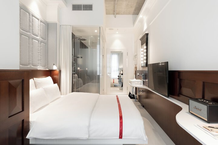 Room 8 of 42
