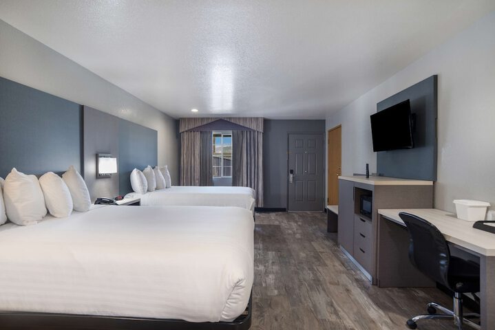 2 Queen Beds Microwave and Refrigerator WiFi Continental Breakfast (9 of 11)
