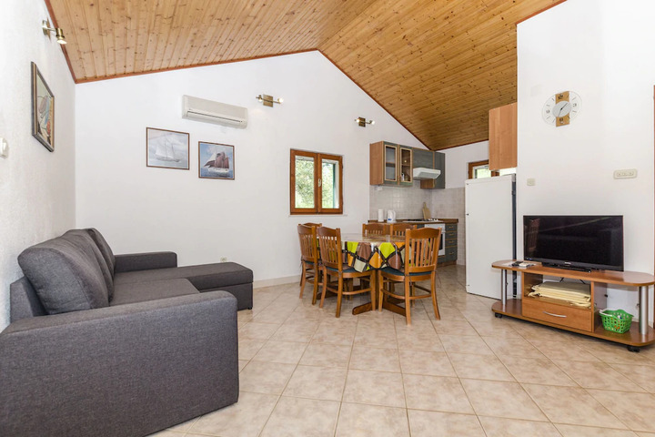 Photo of House Mate