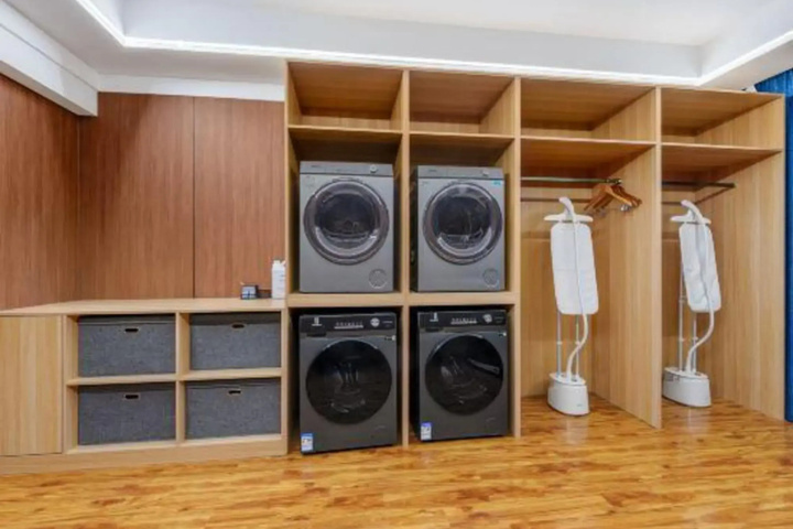 Room 2 of 10