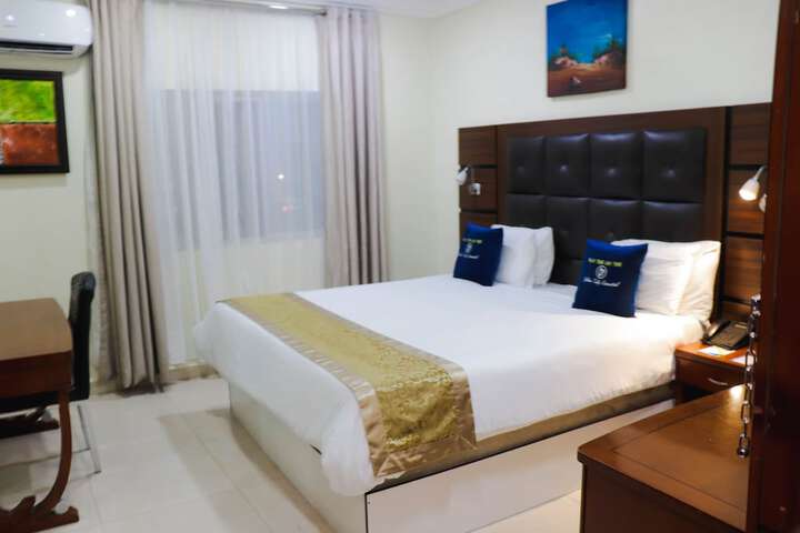 Room 6 of 32