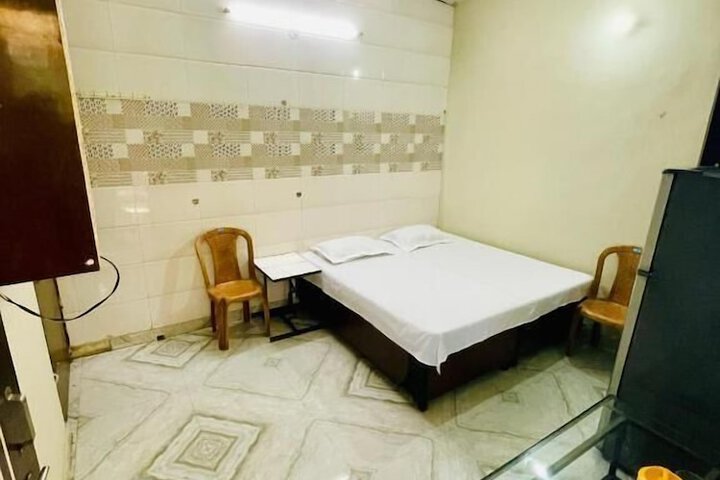 Room 5 of 12