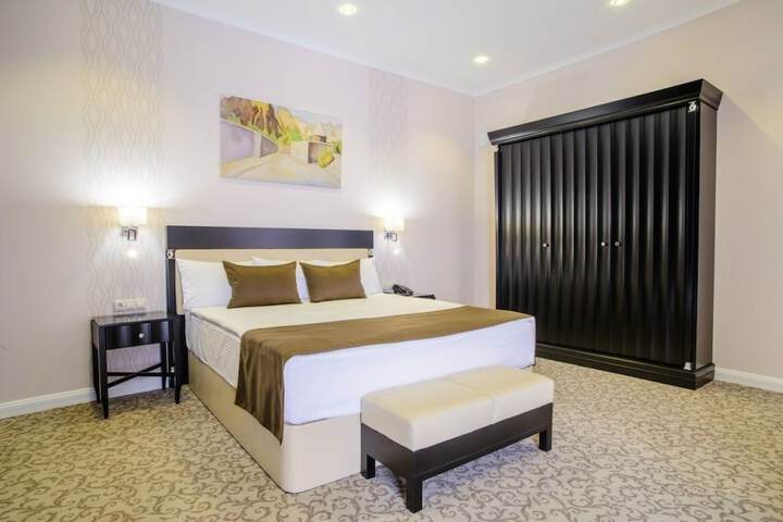 Room 5 of 80