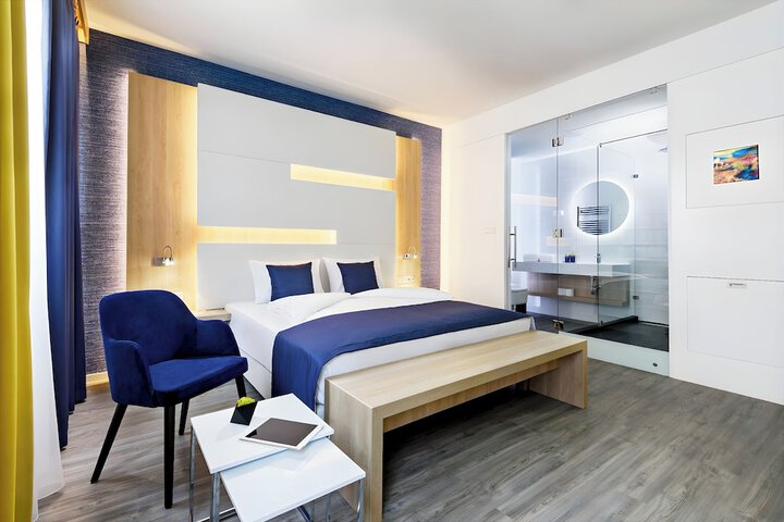 Room 4 of 25
