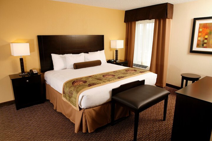 1 King Bed Microwave, Refrigerator WiFi Full Breakfast (11 of 11)