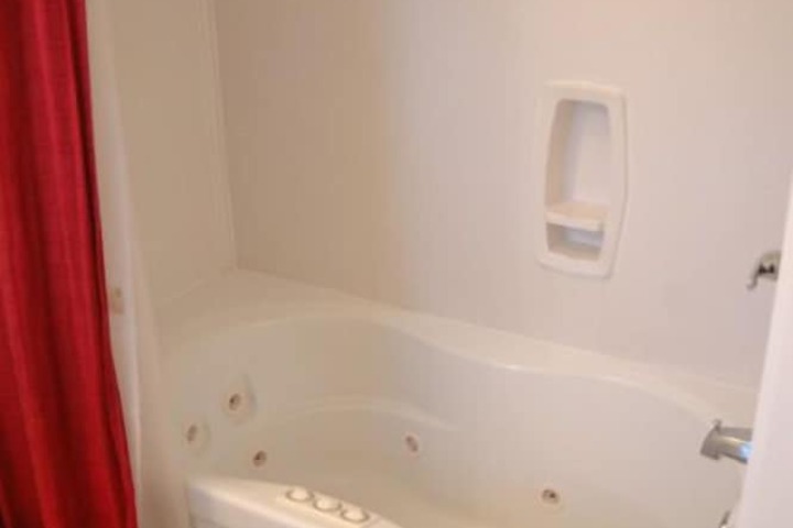 Jetted tub