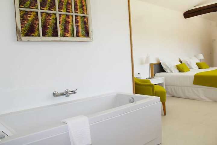 Deep soaking bathtub