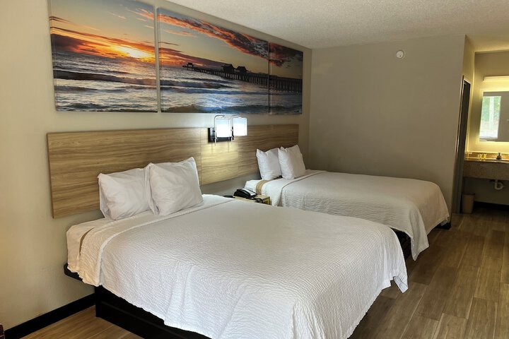 1 Queen Bed (8 of 21)