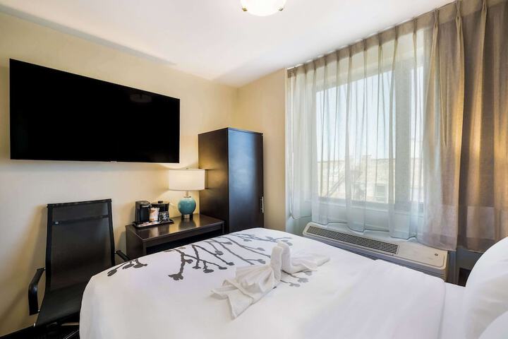 Room 8 of 40