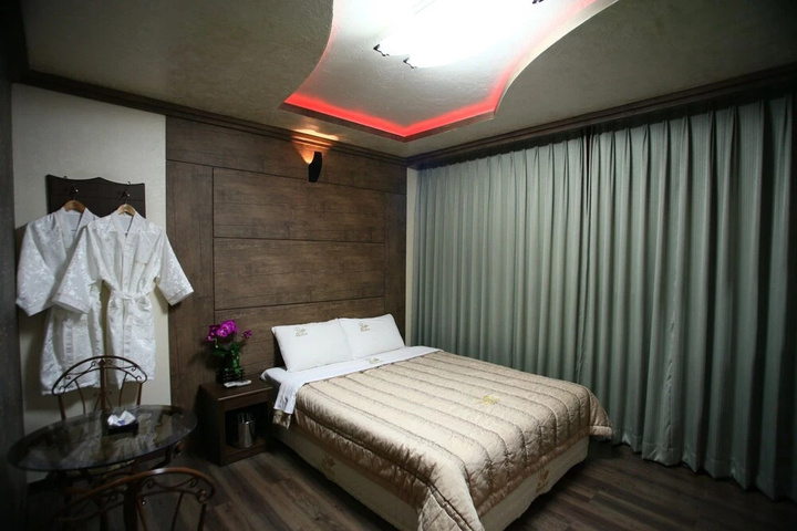 Room 7 of 14
