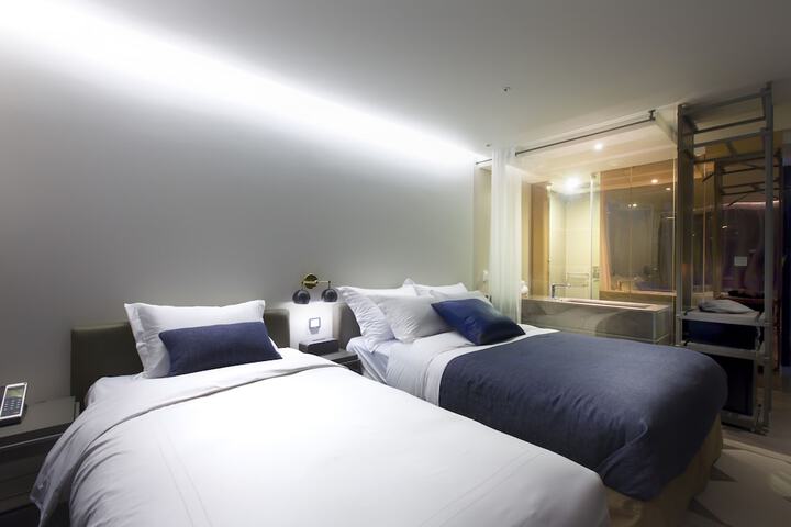 Room 10 of 34