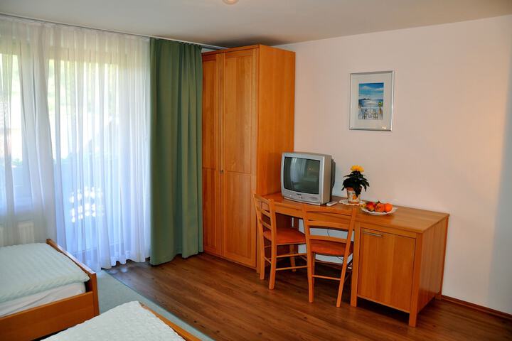 Room 4 of 80