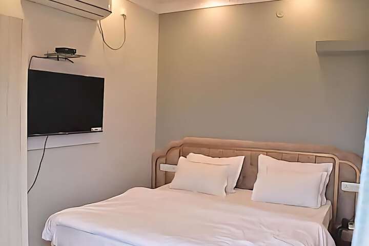 Room 9 of 29