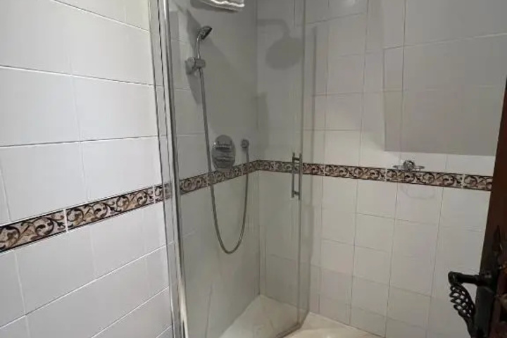 Room 4 of 8