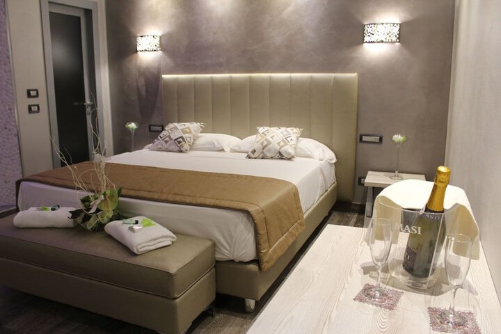 Room 8 of 18