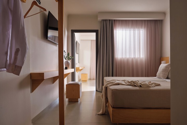 Room 44 of 198