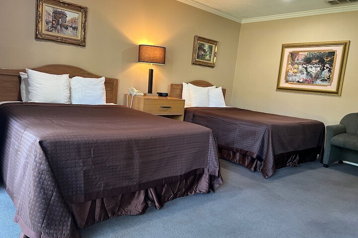 2 Queen Beds (24 of 24)