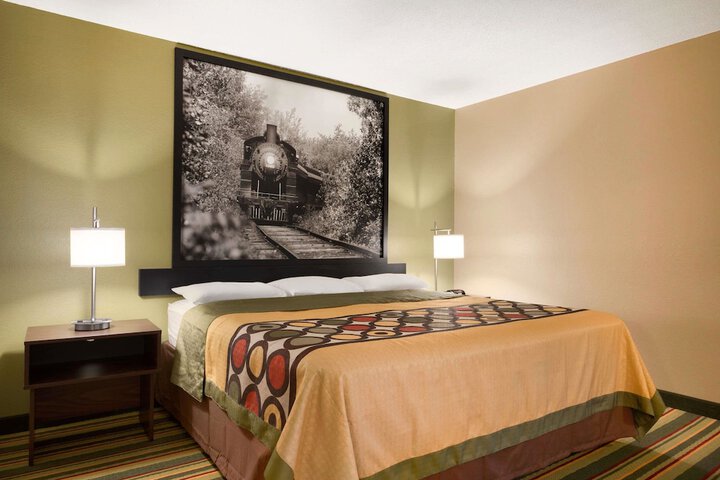 1 King Bed (5 of 10)