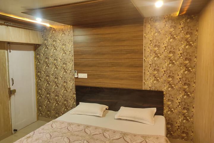 Room 7 of 15
