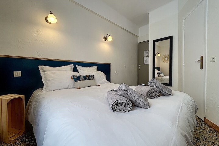 Room 5 of 12
